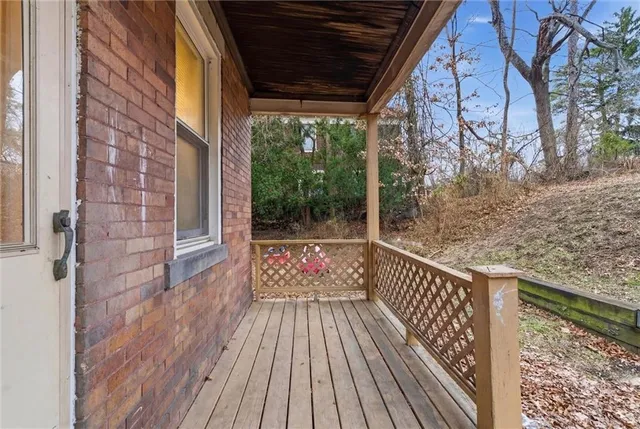 a view of a yard with a house