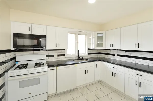 $2,995 | 100 Eastern Way, Rutherford, NJ 07070