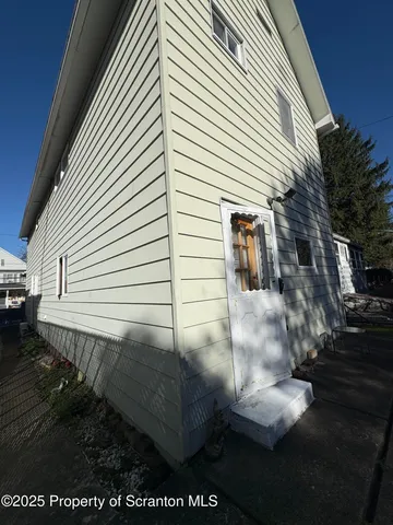 a view of a house with backyard