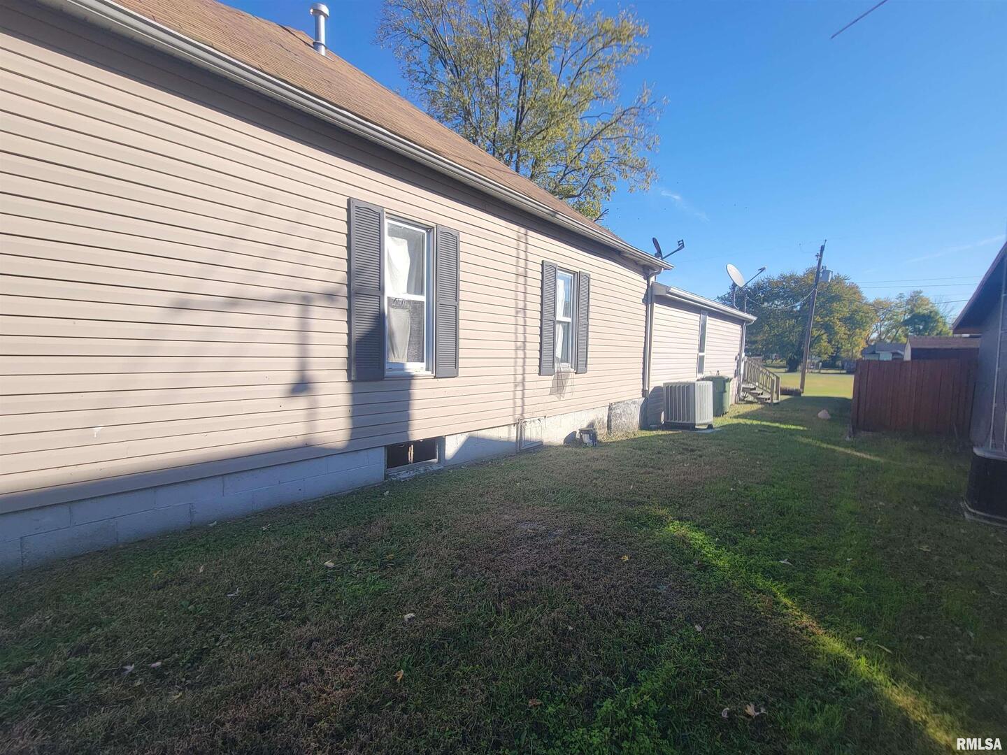 208 Washington Street Hurst, IL 62949 - Photo 2 of 18