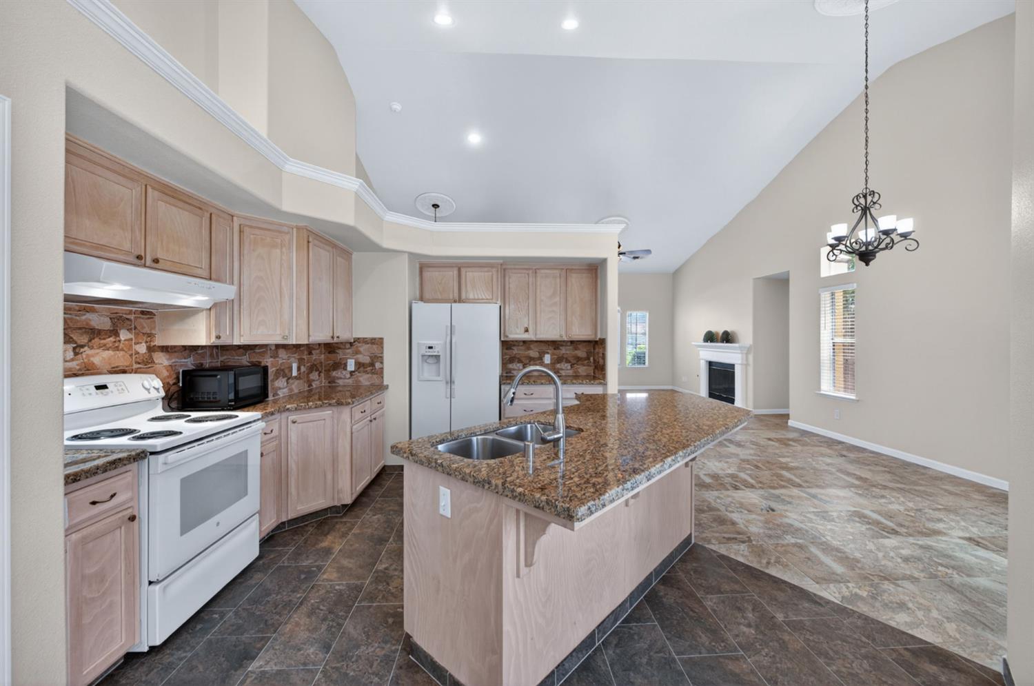 794 Applegate Avenue Clovis, CA 93611 - Photo 8 of 28