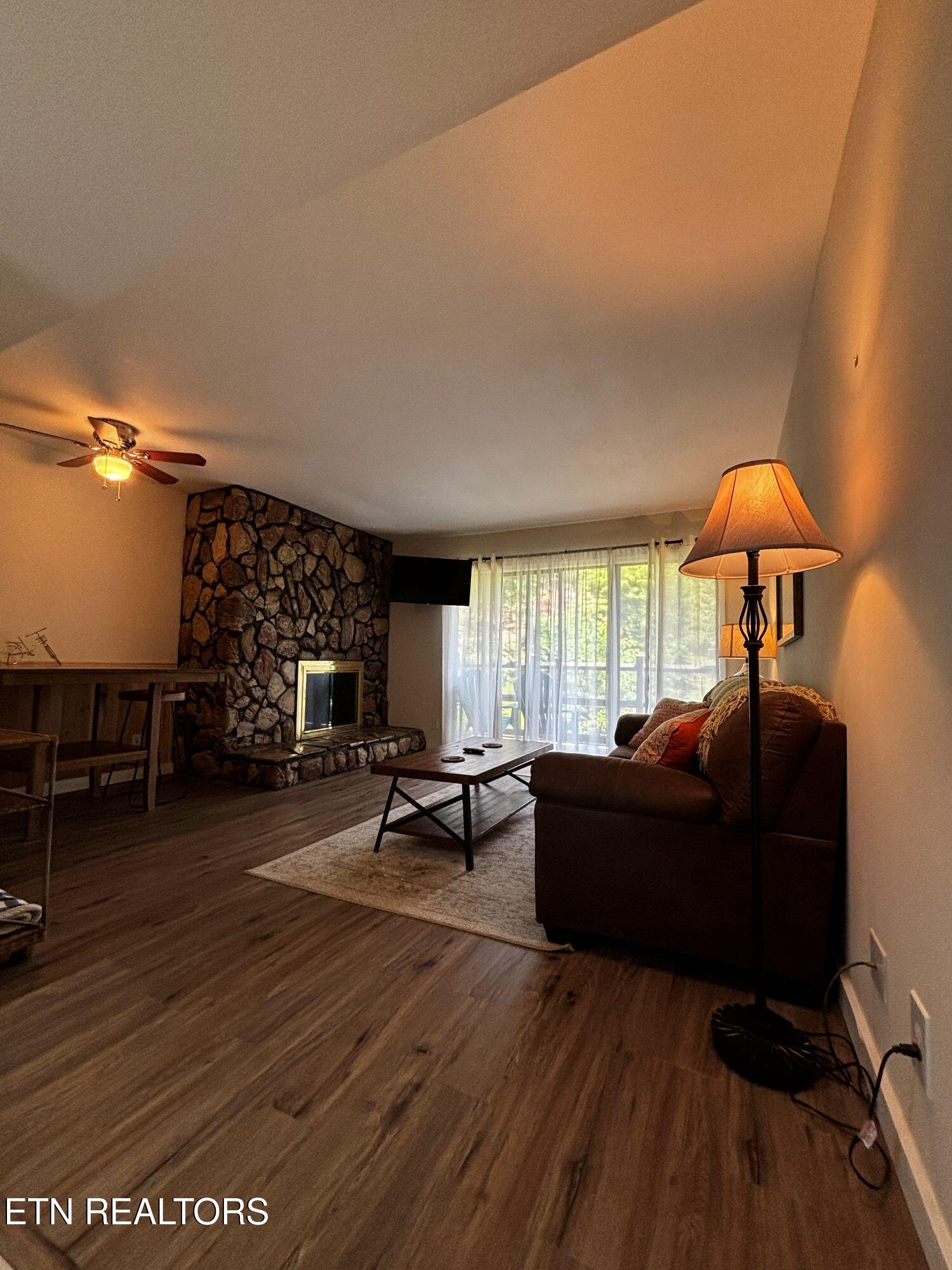 1081 Cove Road, Unit 512 Sevierville, TN 37876 - Photo 3 of 27 Liv Room 1