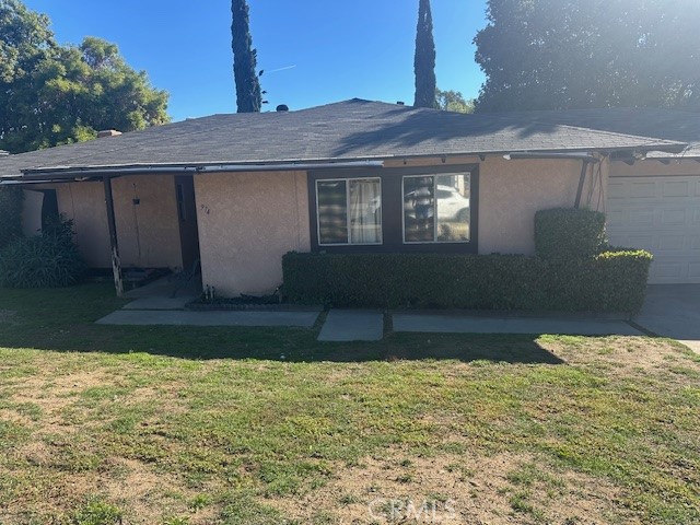 a front view of house with yard