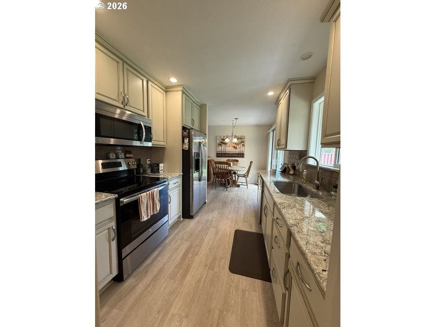 247 Oak Street Riddle, OR 97469 - Photo 5 of 16 Kitchen