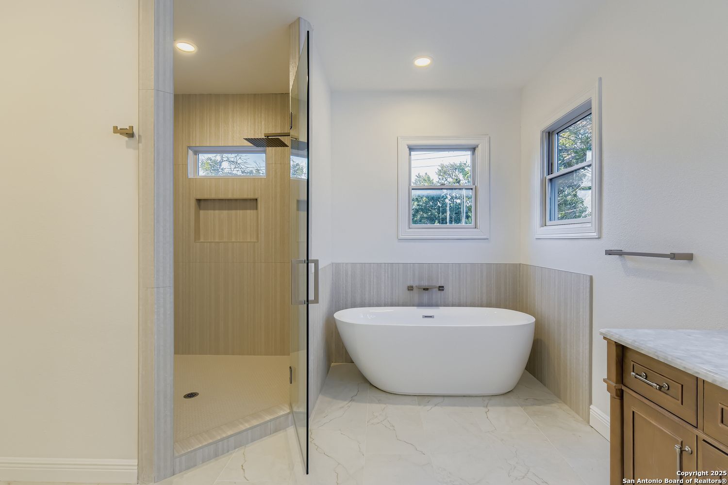 211 Elizabeth Road Terrell Hills, TX 78209 - Photo 20 of 29 a spacious bathroom with a bathtub and shower