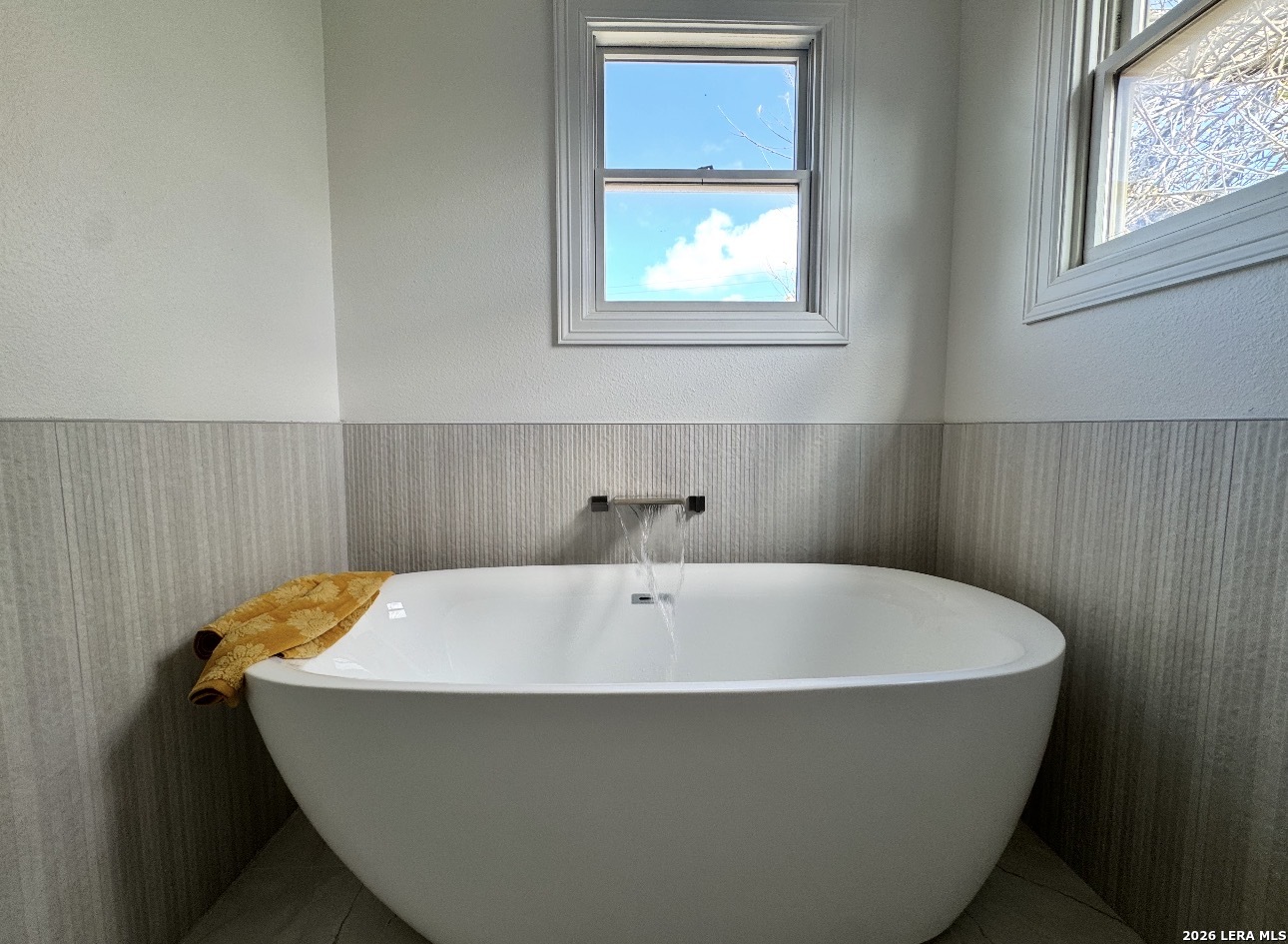 211 Elizabeth Road Terrell Hills, TX 78209 - Photo 21 of 34 a bathroom with a bathtub