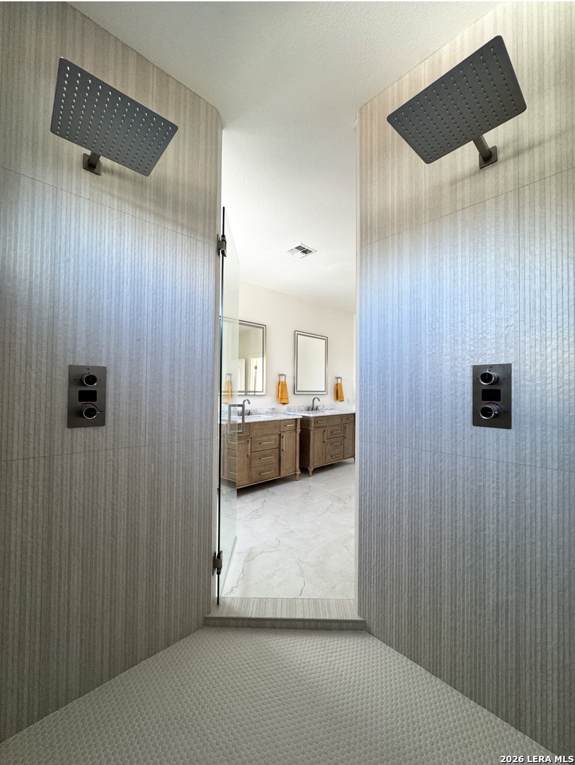 211 Elizabeth Road Terrell Hills, TX 78209 - Photo 22 of 34 a view of a hallway and a living room