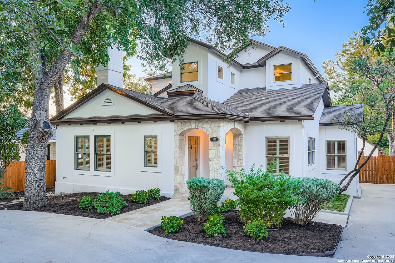 211 Elizabeth Road Terrell Hills, TX 78209 - Photo 25 of 34 a front view of a house with garden
