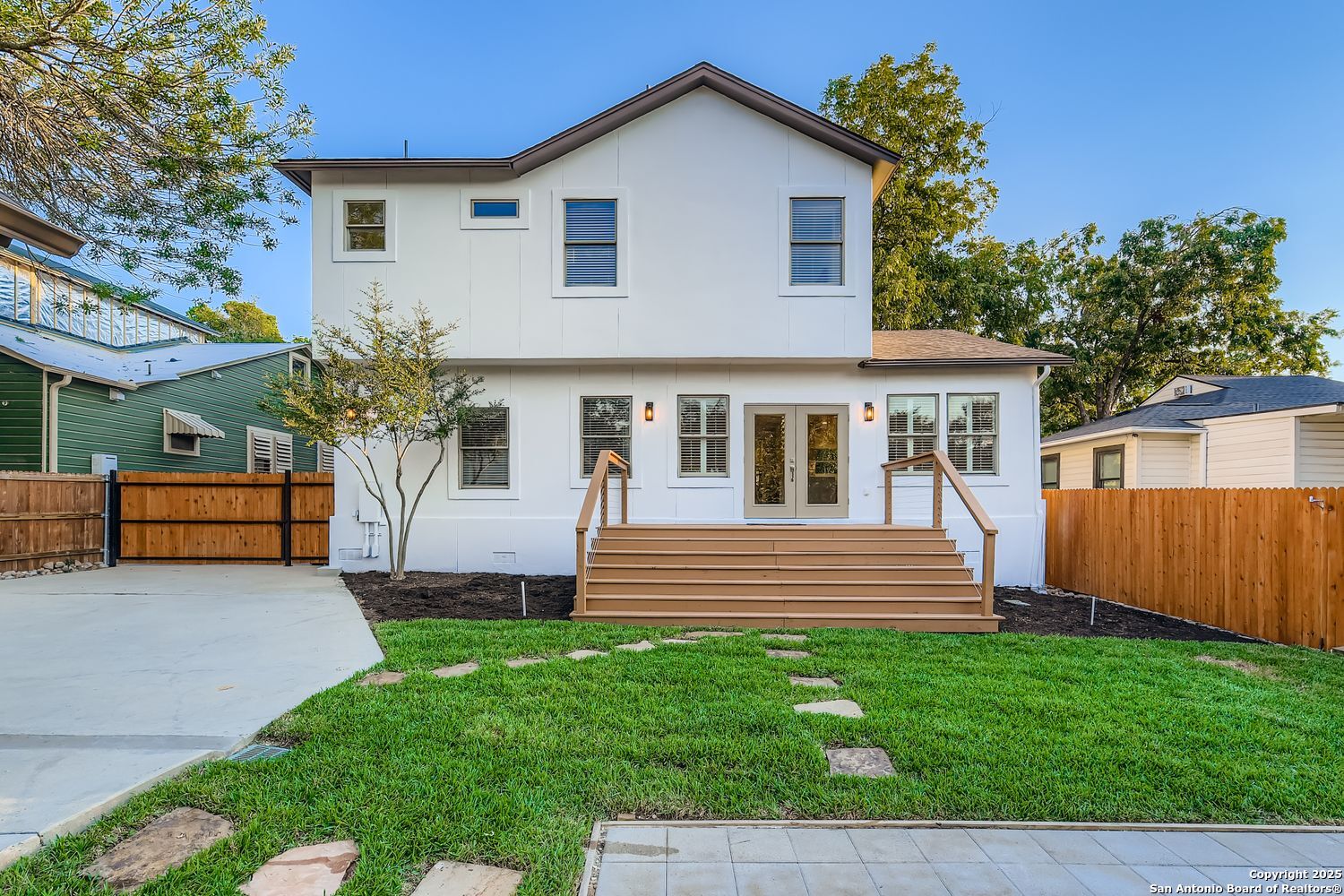 211 Elizabeth Road Terrell Hills, TX 78209 - Photo 26 of 34 a front view of a house with a garden