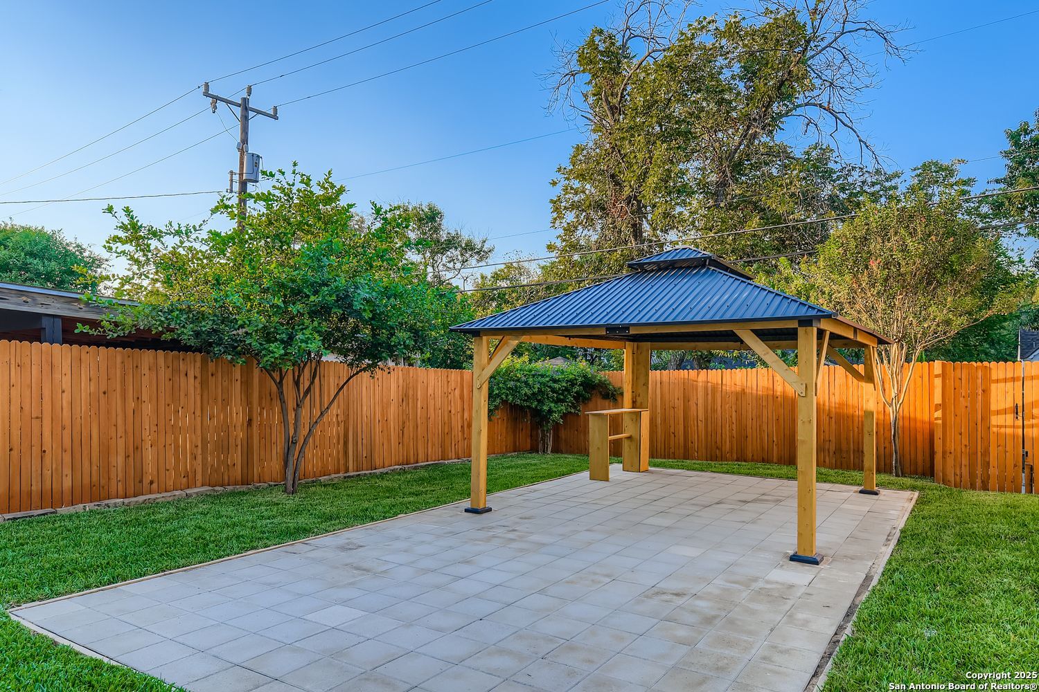 211 Elizabeth Road Terrell Hills, TX 78209 - Photo 30 of 34 a backyard of a house with lots of green space