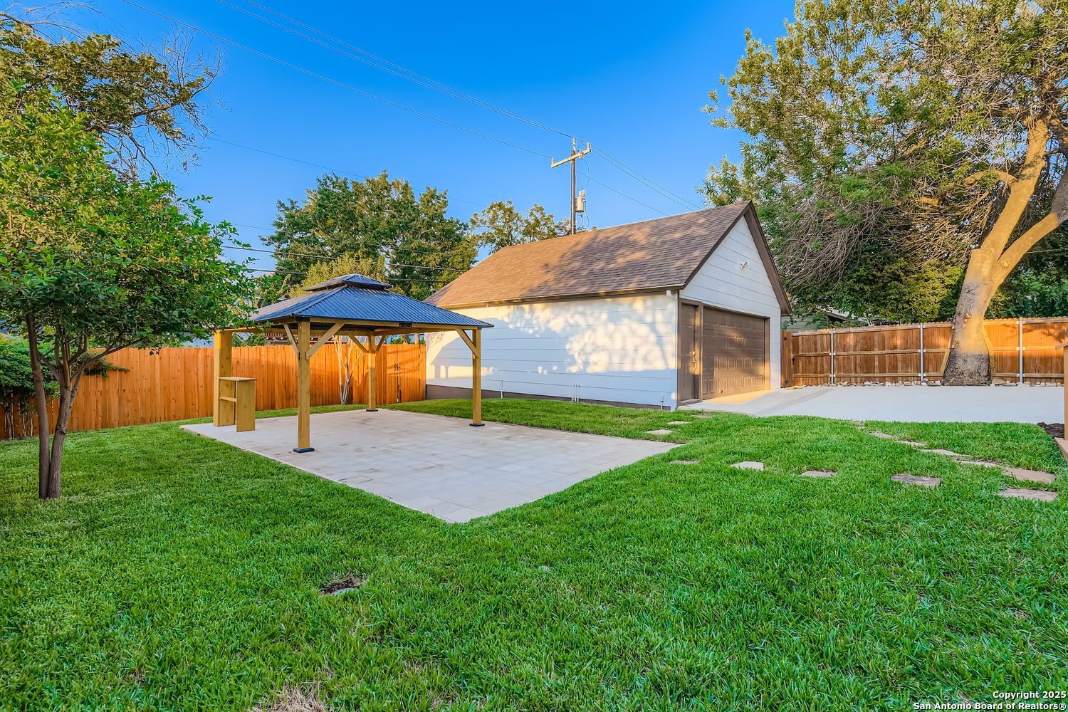 211 Elizabeth Road Terrell Hills, TX 78209 - Photo 31 of 34 a view of a house with a yard