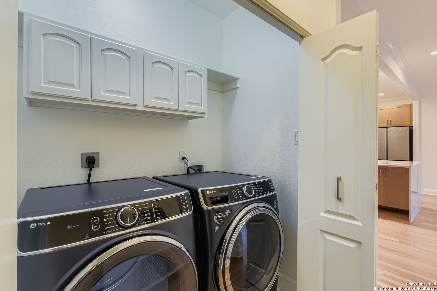 211 Elizabeth Road Terrell Hills, TX 78209 - Photo 10 of 29 a utility room with dryer and washer