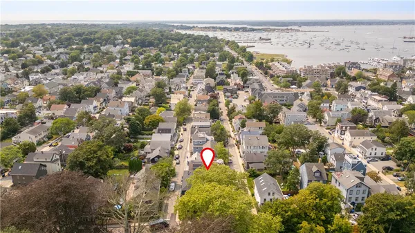 $3,200 | 501 Spring Street, Unit 3, Newport, RI 02840