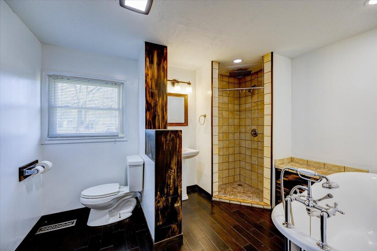 883 Sunview Road Reynoldsburg, OH 43068 - Photo 19 of 25 21-Bathroom