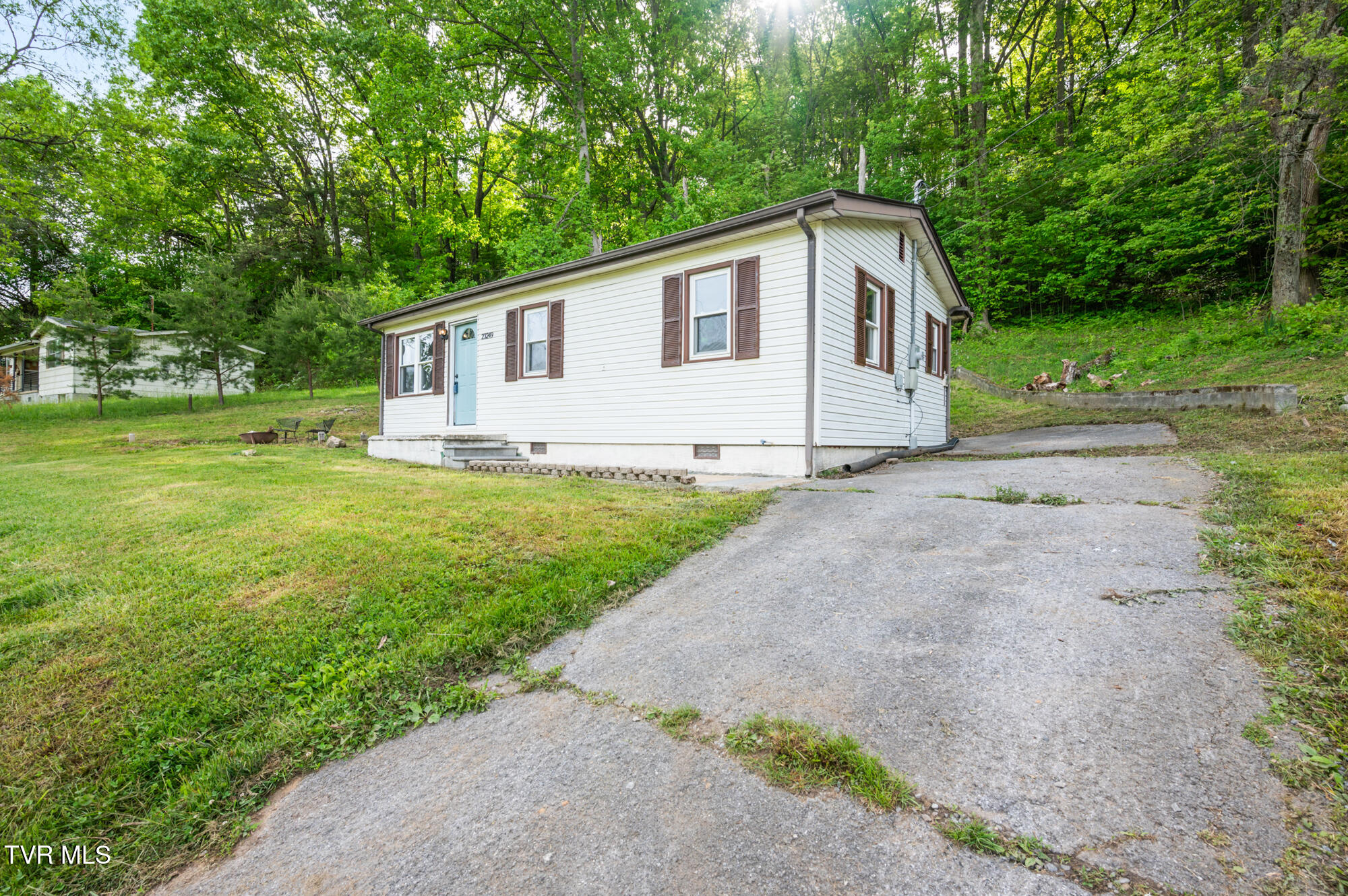 23249 Marys Chapel Road Bristol, VA 24202 - Photo 2 of 19 DSC_4167