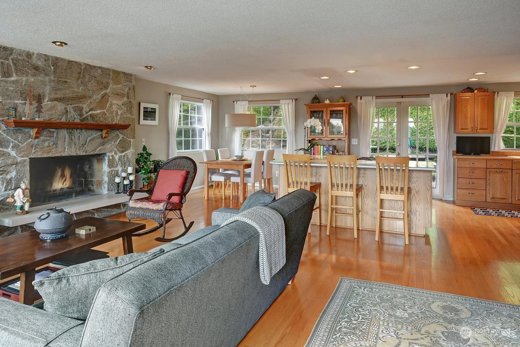 8600 Vashon View Southwest Seattle, WA 98136 - Photo 5 of 28 Gallery Image 5