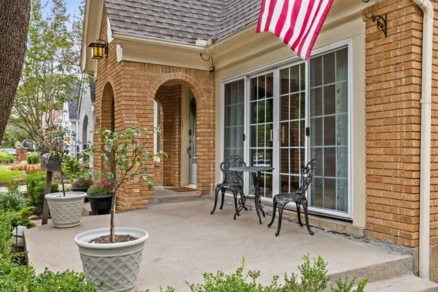 a house view with a outdoor space