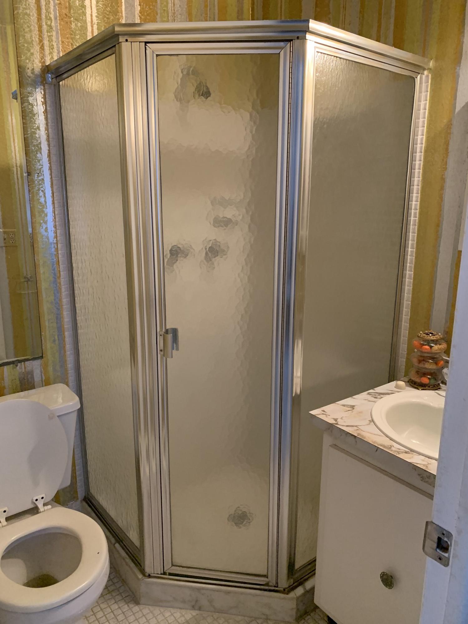 8777 Warwick Drive, Unit 265 Boca Raton, FL 33433 - Photo 11 of 14 Guest Bathroom