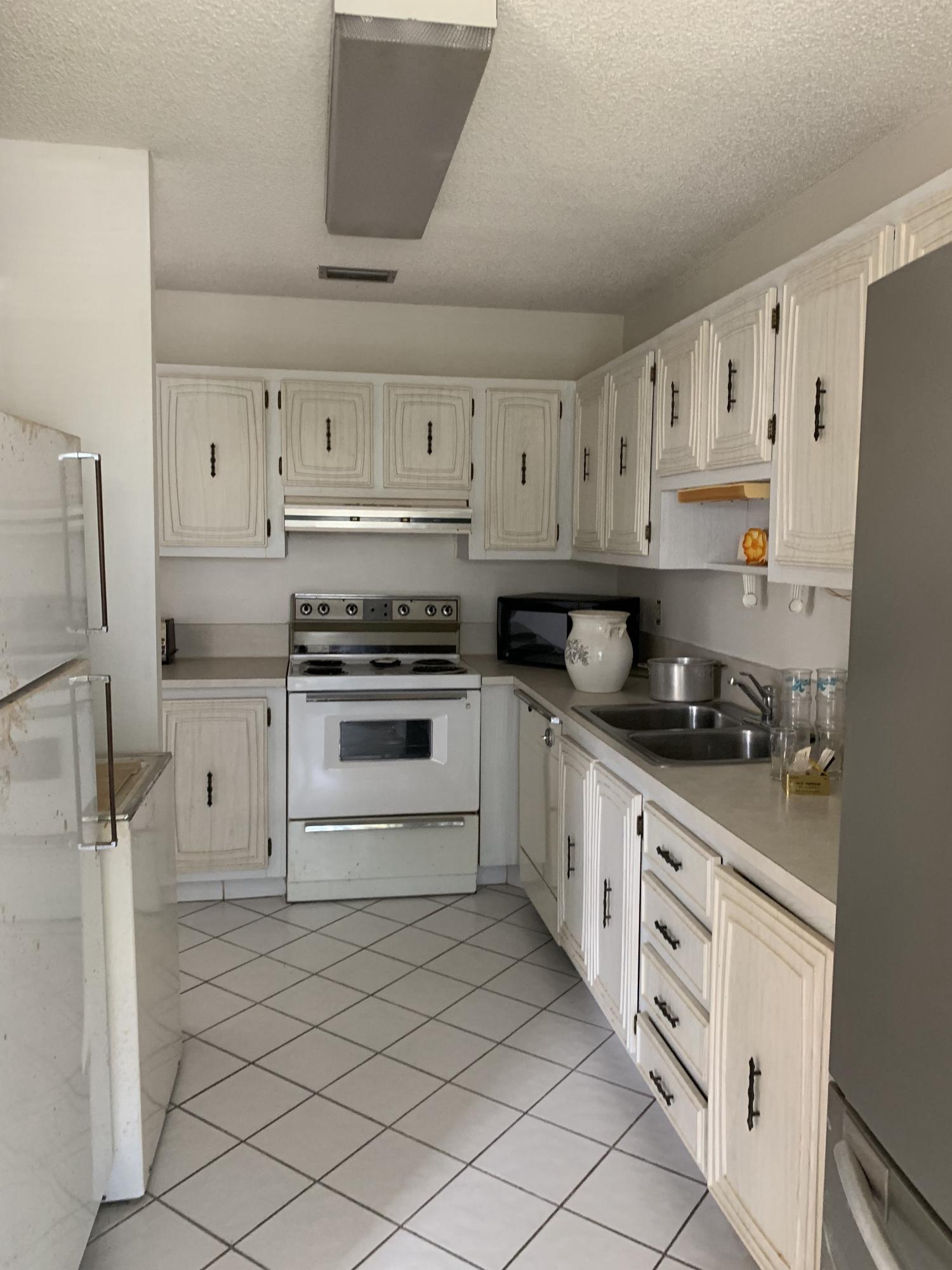 8777 Warwick Drive, Unit 265 Boca Raton, FL 33433 - Photo 7 of 14 Kitchen