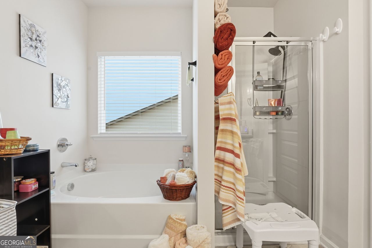 223 Malbone Street Southwest, Unit 5B Cartersville, GA 30120 - Photo 18 of 38 a bathroom with a bathtub and shower