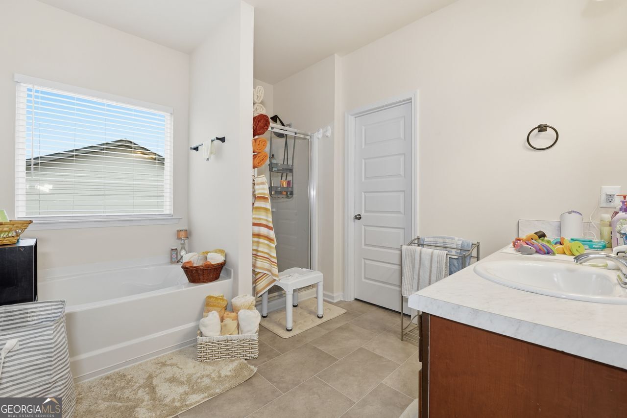 223 Malbone Street Southwest, Unit 5B Cartersville, GA 30120 - Photo 19 of 38 a bathroom with a sink a bathtub and next to a window