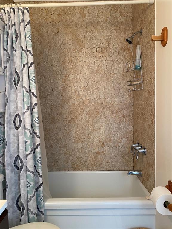 14629 Sunset Drive Delray Beach, FL 33445 - Photo 21 of 35 a bathroom with a bathtub and shower