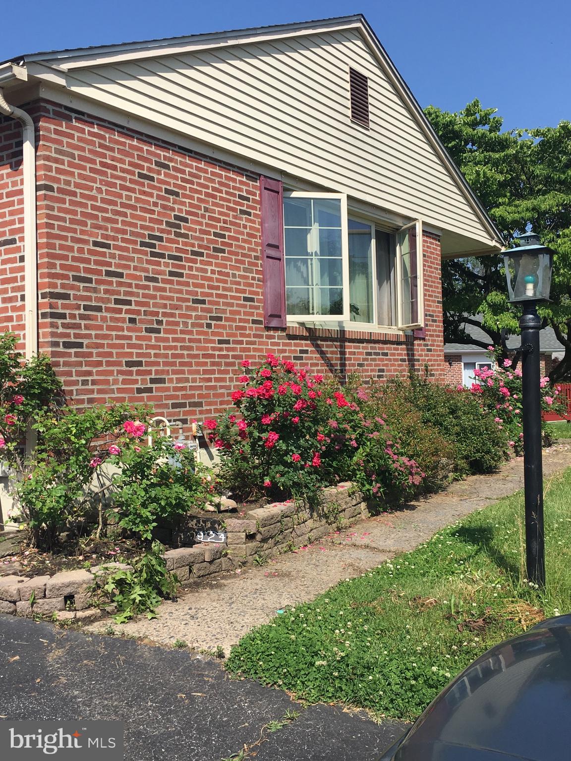924 Rocklynn Road Springfield, PA 19064 - Photo 2 of 18 Exterior Front