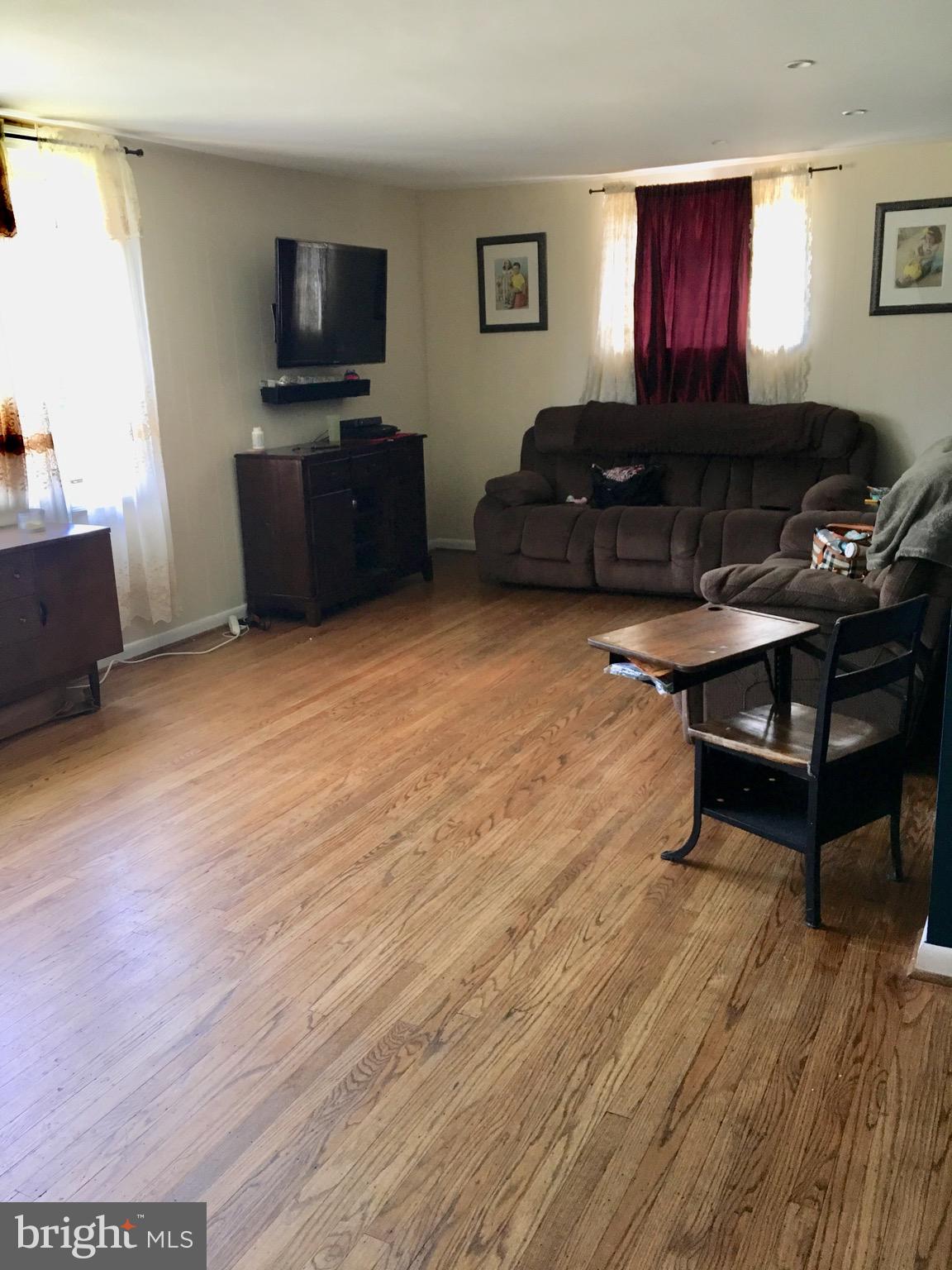 924 Rocklynn Road Springfield, PA 19064 - Photo 4 of 18 Living Room