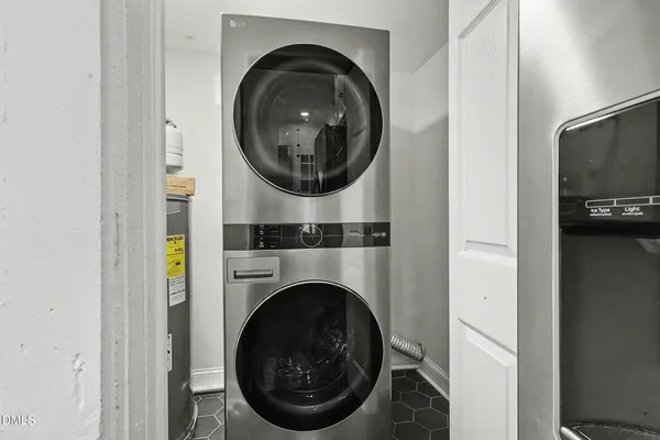 a close up view of a washer and dryer