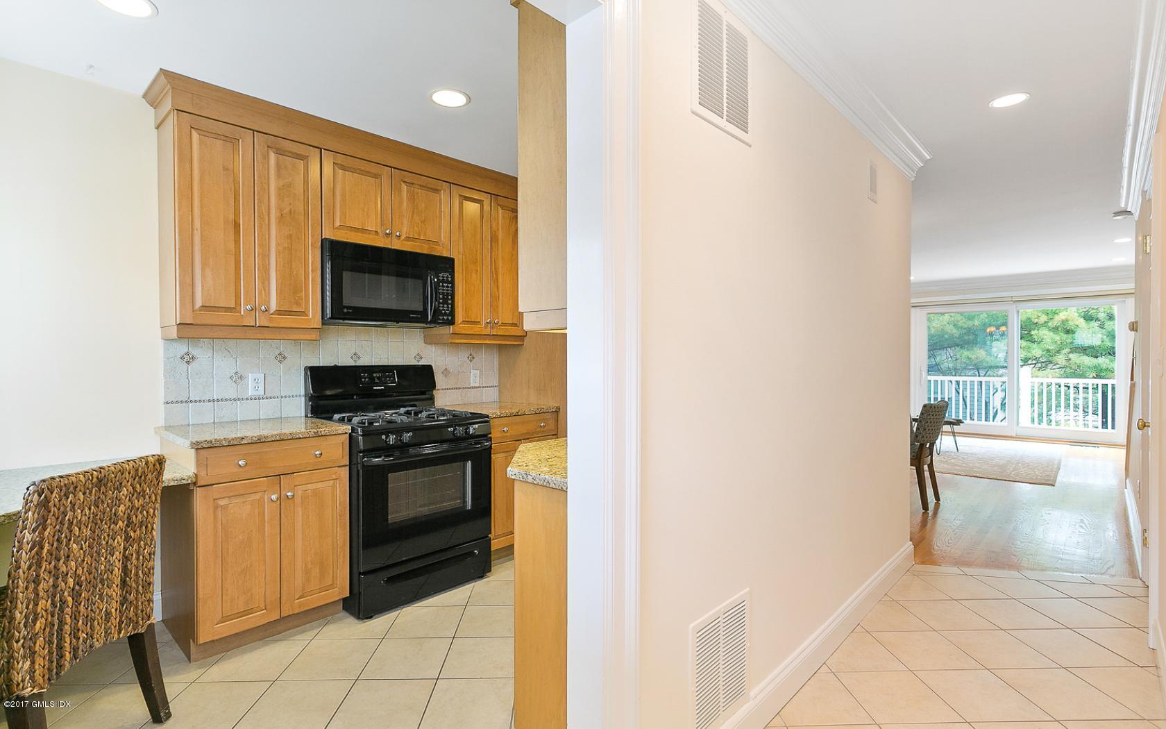 24 Whiffletree Way, Unit 24 Riverside, CT 06878 - Photo 8 of 29 a kitchen with a stove a microwave and a refrigerator
