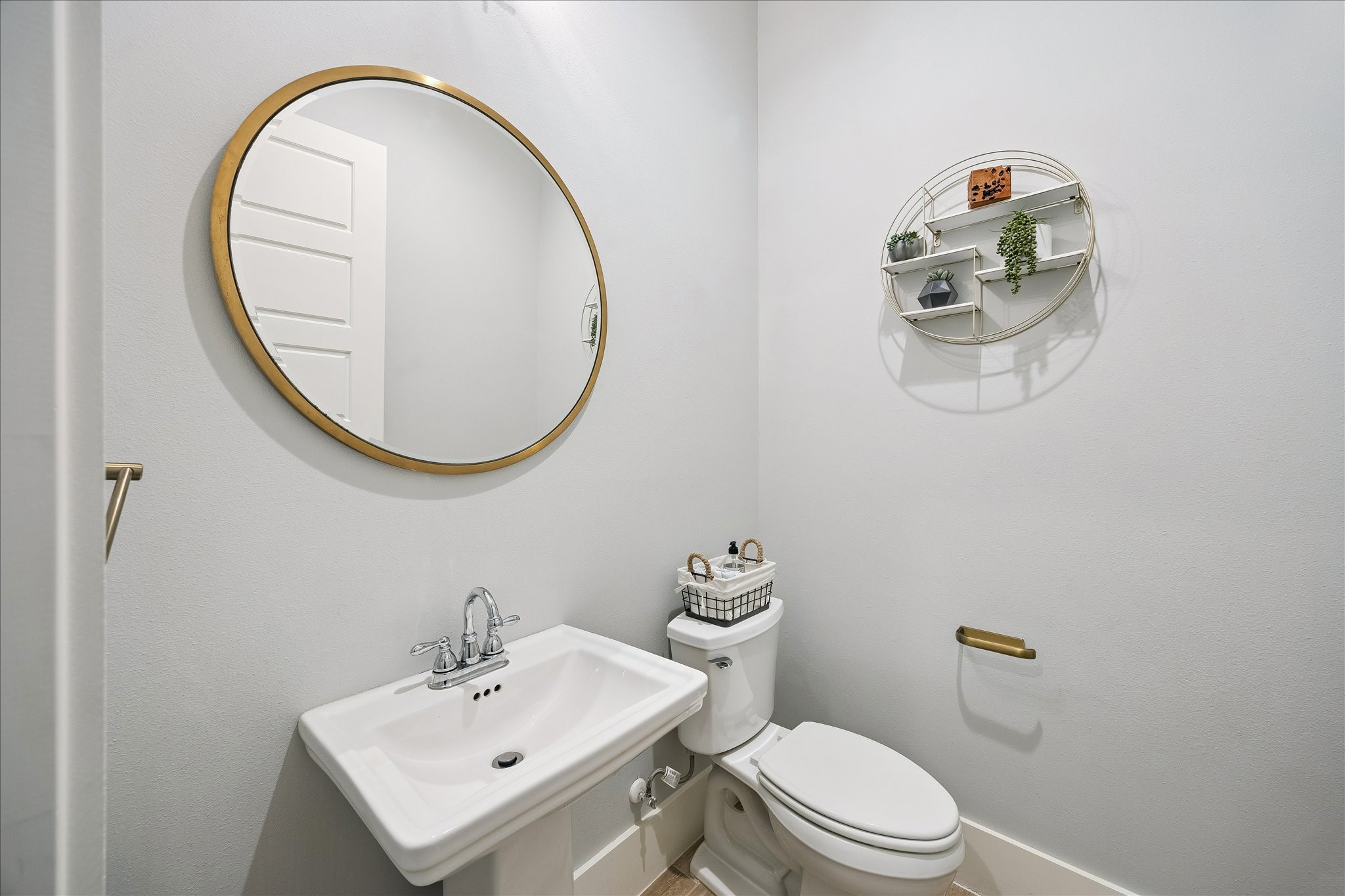 1519 Richelieu Lane Houston, TX 77018 - Photo 11 of 30 Half bathroom off the laundry room with access to the backyard and pool
