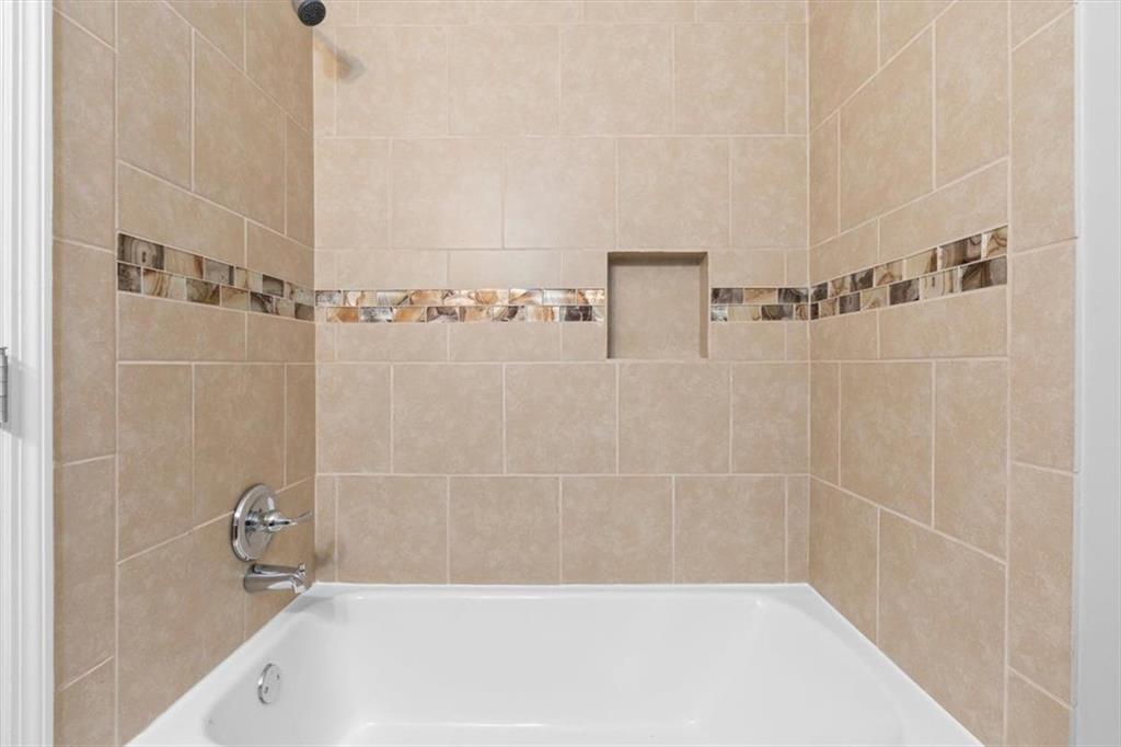 81 Russell Drive Northeast Rome, GA 30165 - Photo 27 of 38 a bathroom with a bathtub