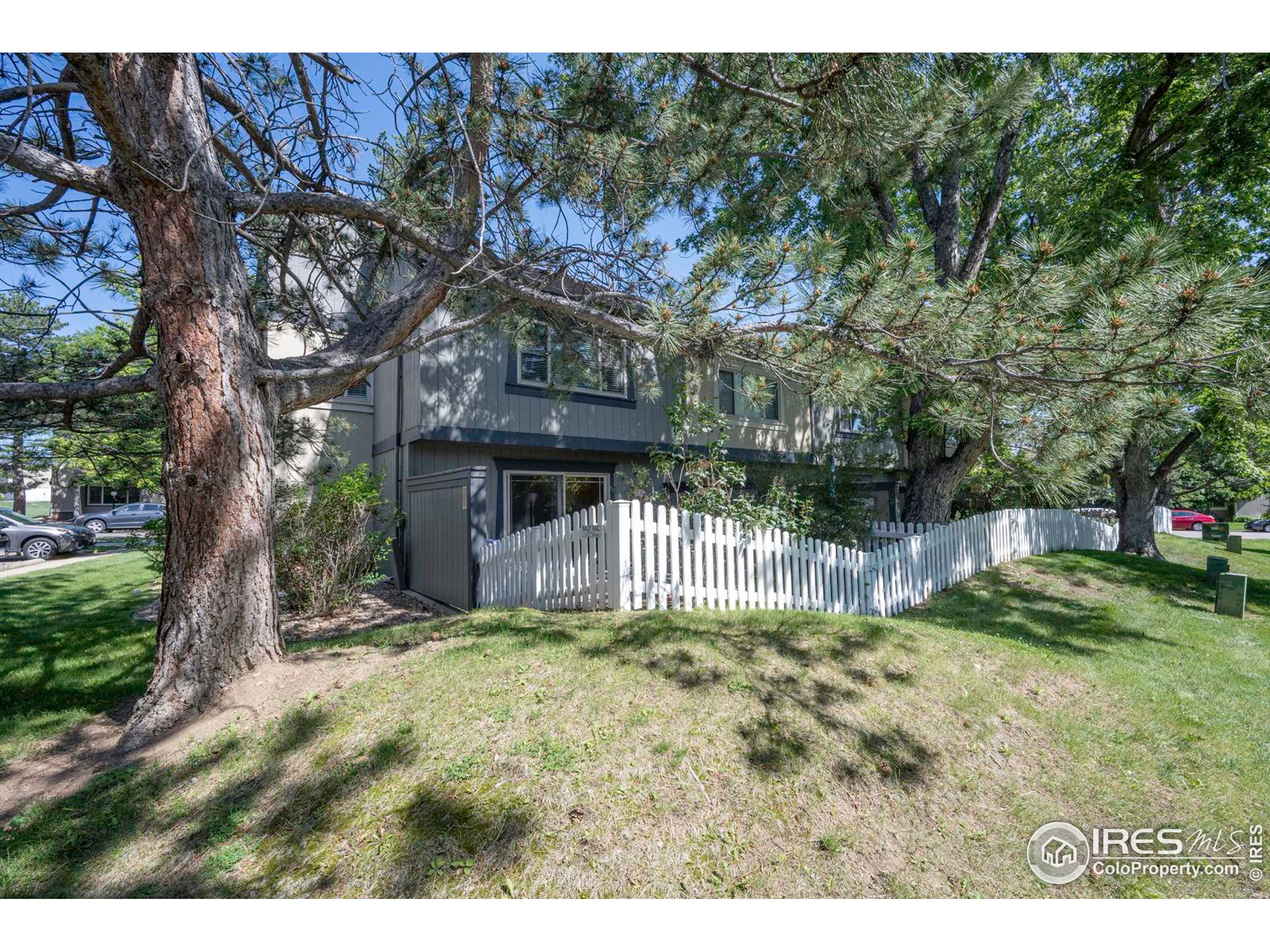 750 West Moorhead Circle, Unit A Boulder, CO 80305 - Photo 26 of 38 a backyard of a house with lots of green space