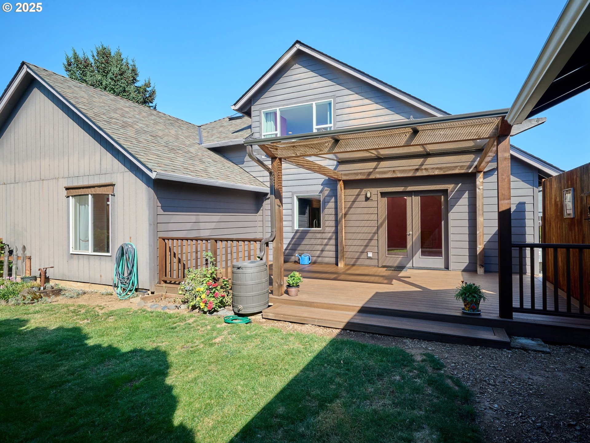 331 Southeast 9th Avenue Canby, OR 97013 - Photo 27 of 35 a front view of a house with a yard