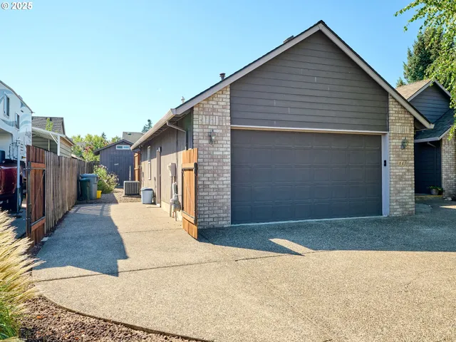 $629,900 | 331 Southeast 9th Avenue, Canby, OR 97013