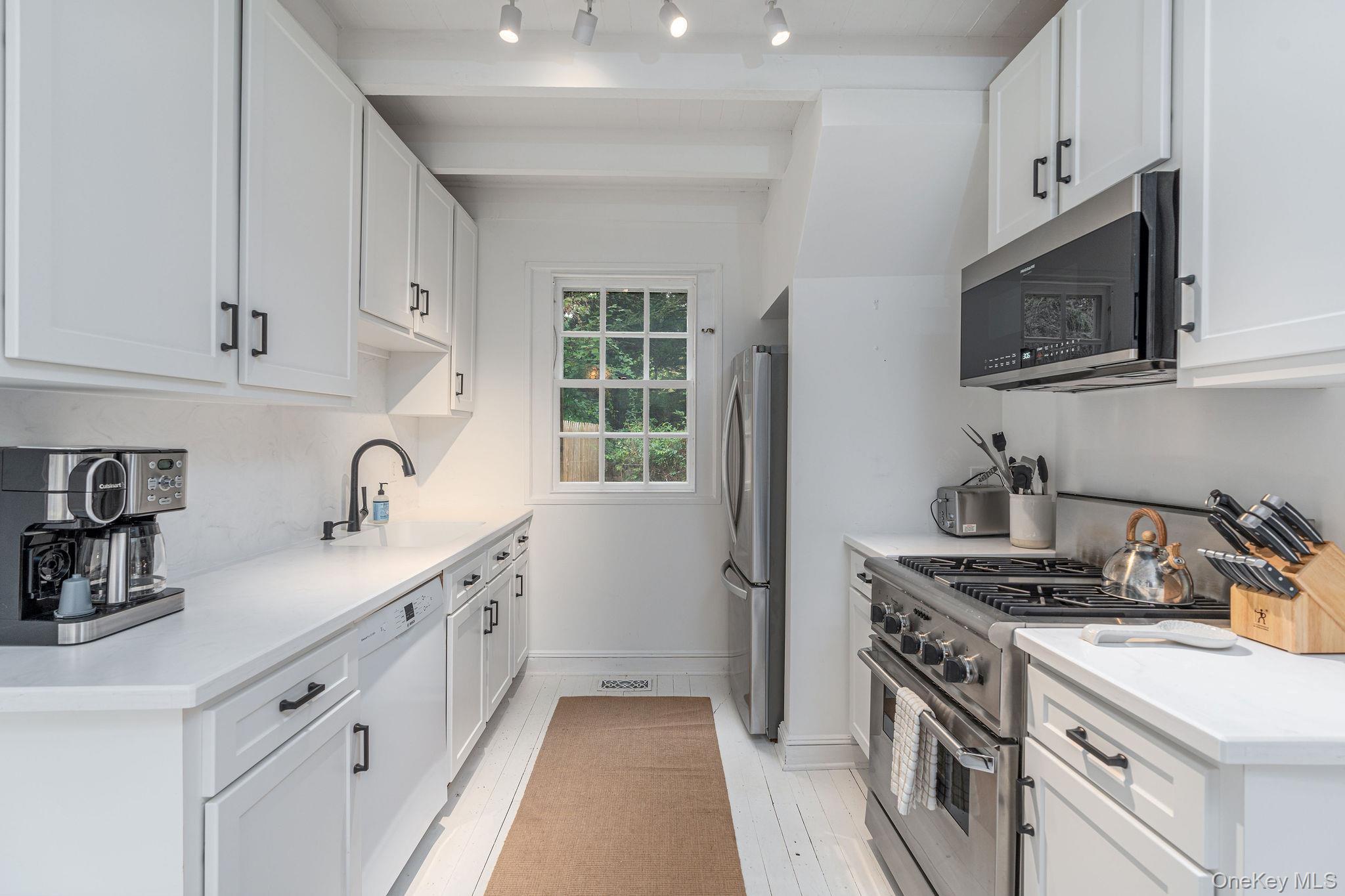 3075 Lighthouse Road Southold, NY 11971 - Photo 11 of 40