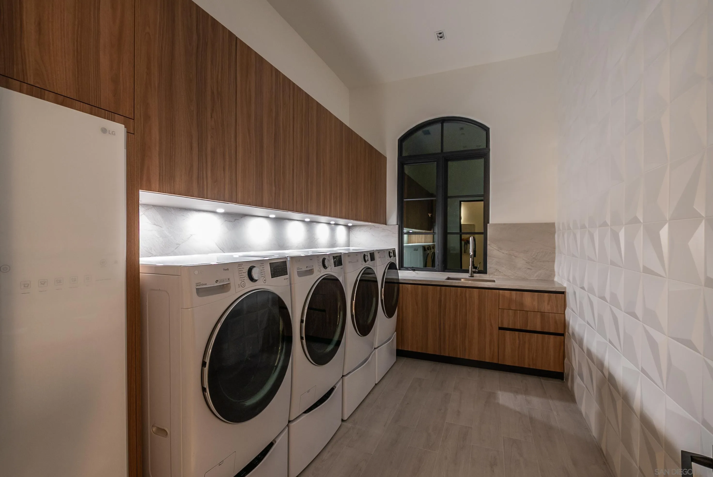18650 Old Coach Way Poway, CA 92064 - Photo 46 of 63 a view of livingroom with washer and dryer