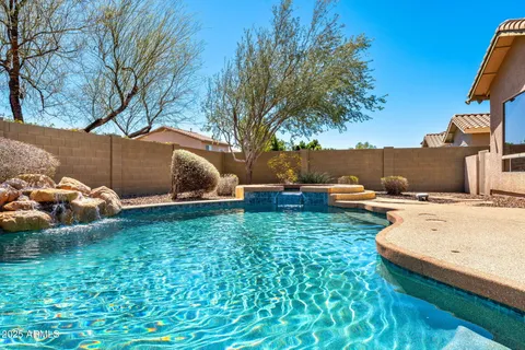 a view of a backyard