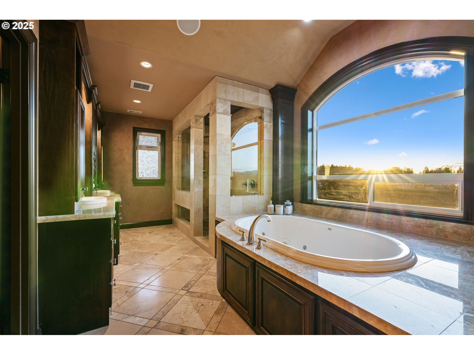 33302 Northwest 47th Court Ridgefield, WA 98642 - Photo 30 of 48 a bathroom with a tub a sink and mirror