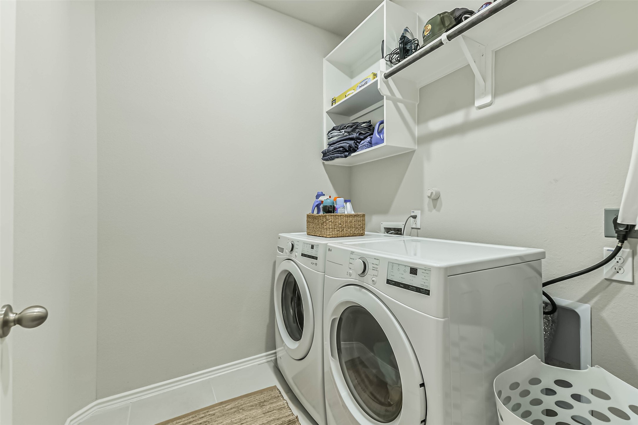 1337 Lakeside Crk Road Magnolia, TX 77354 - Photo 28 of 34 a utility room with dryer and washer