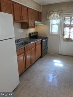 428 South Chapel Gate Lane Baltimore, MD 21229 - Photo 4 of 11 kitchen