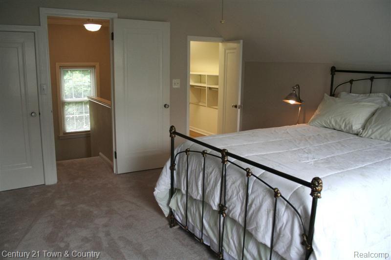 2109 Franklin Road Berkley, MI 48072 - Photo 10 of 25 Master Suite