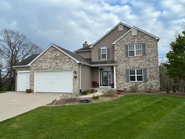 $589,900 | 505 West Acacia Drive, Saukville, WI 53024