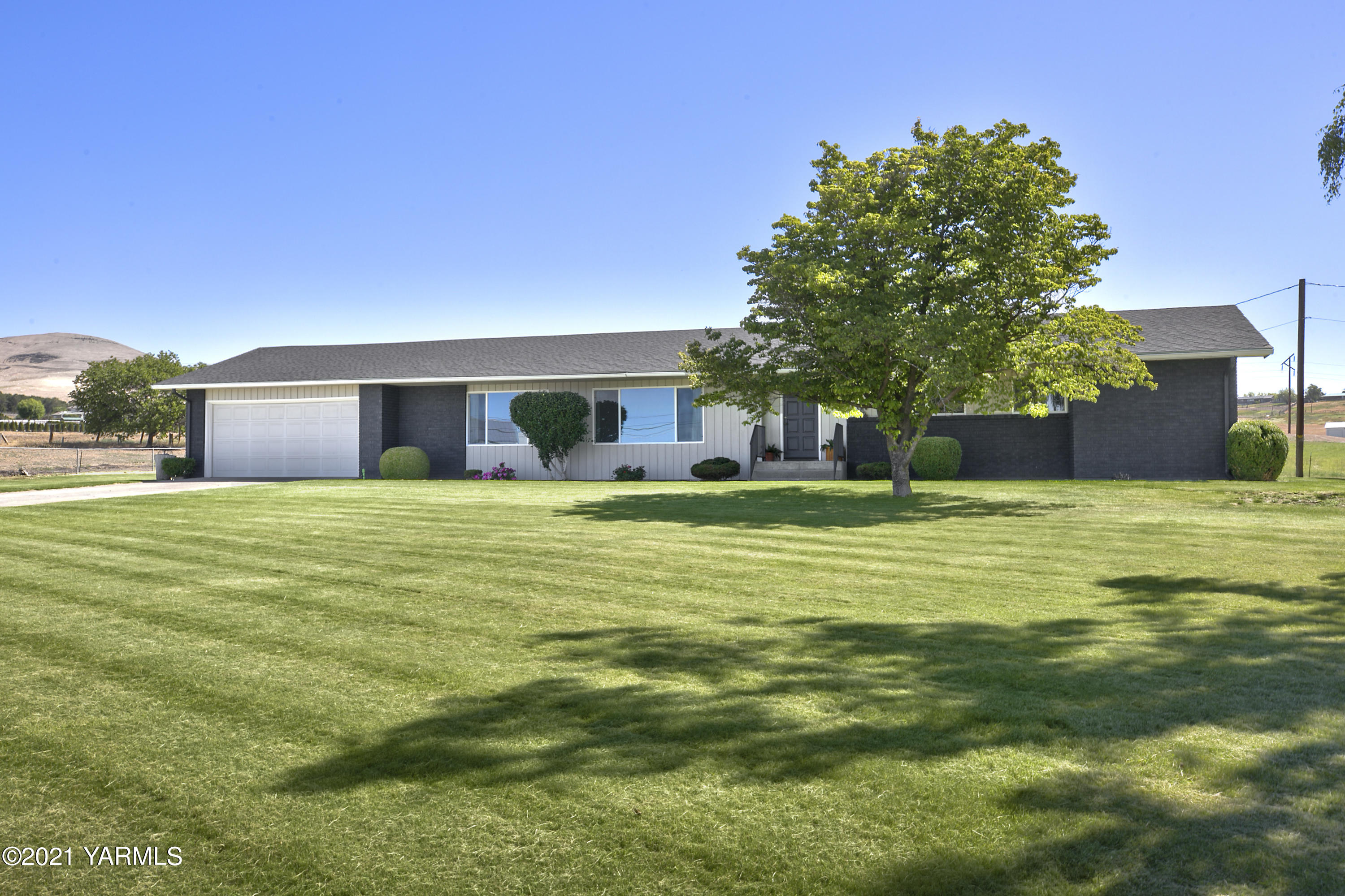 413 Wendt Road Yakima, WA 98901 - Photo 1 of 24 a front view of house with garden