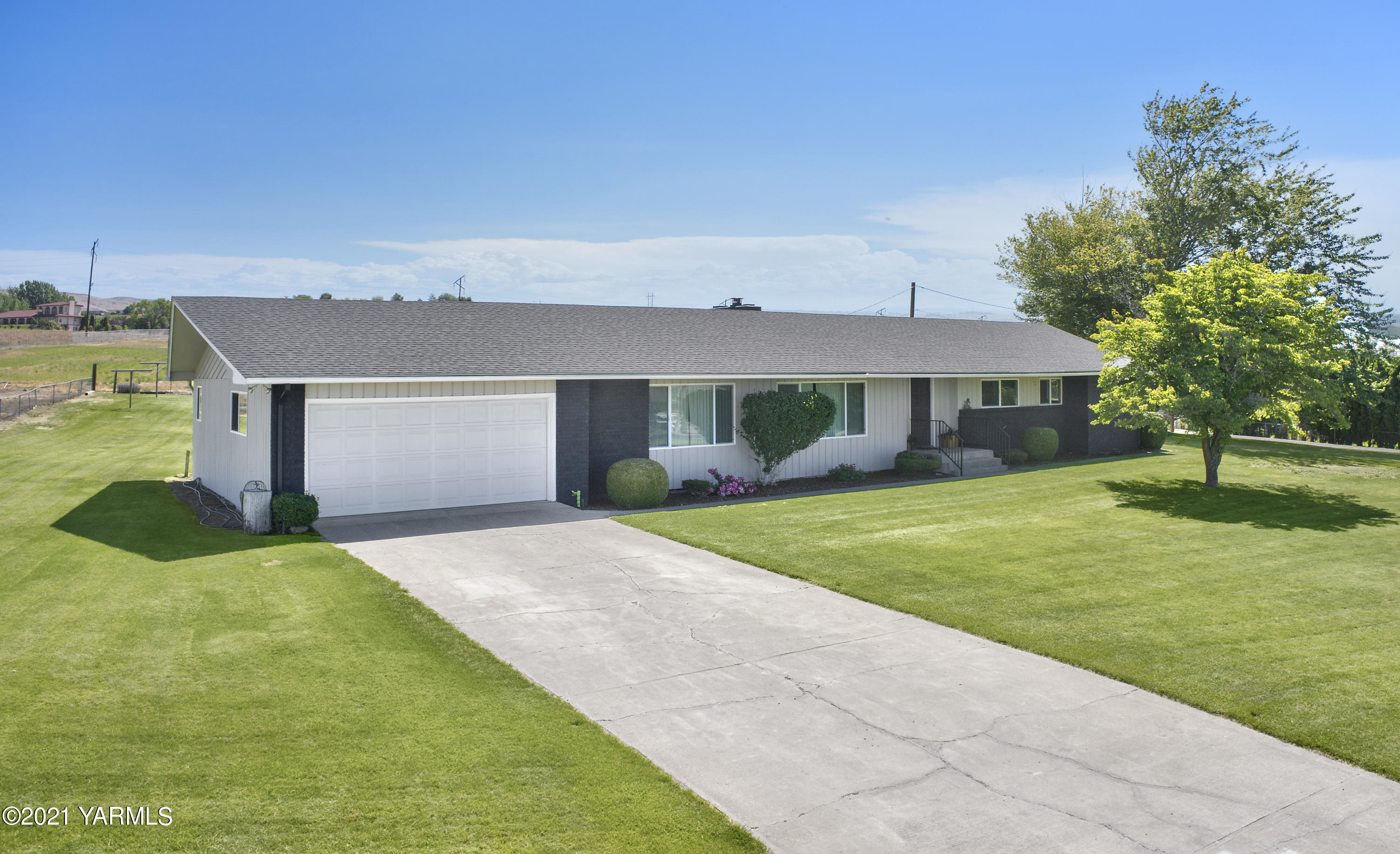 413 Wendt Road Yakima, WA 98901 - Photo 2 of 24 a front view of a house with a yard and garage