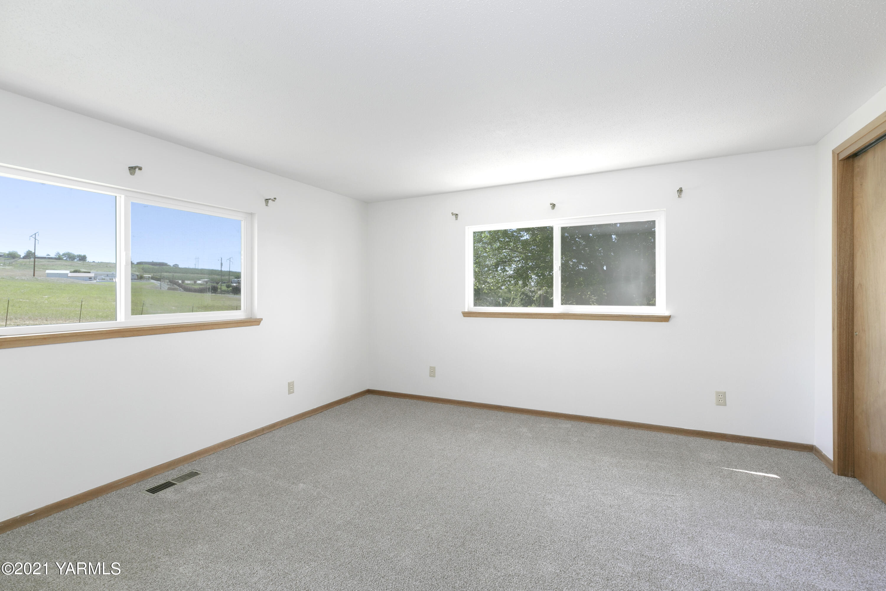 413 Wendt Road Yakima, WA 98901 - Photo 11 of 24 an empty room with a window