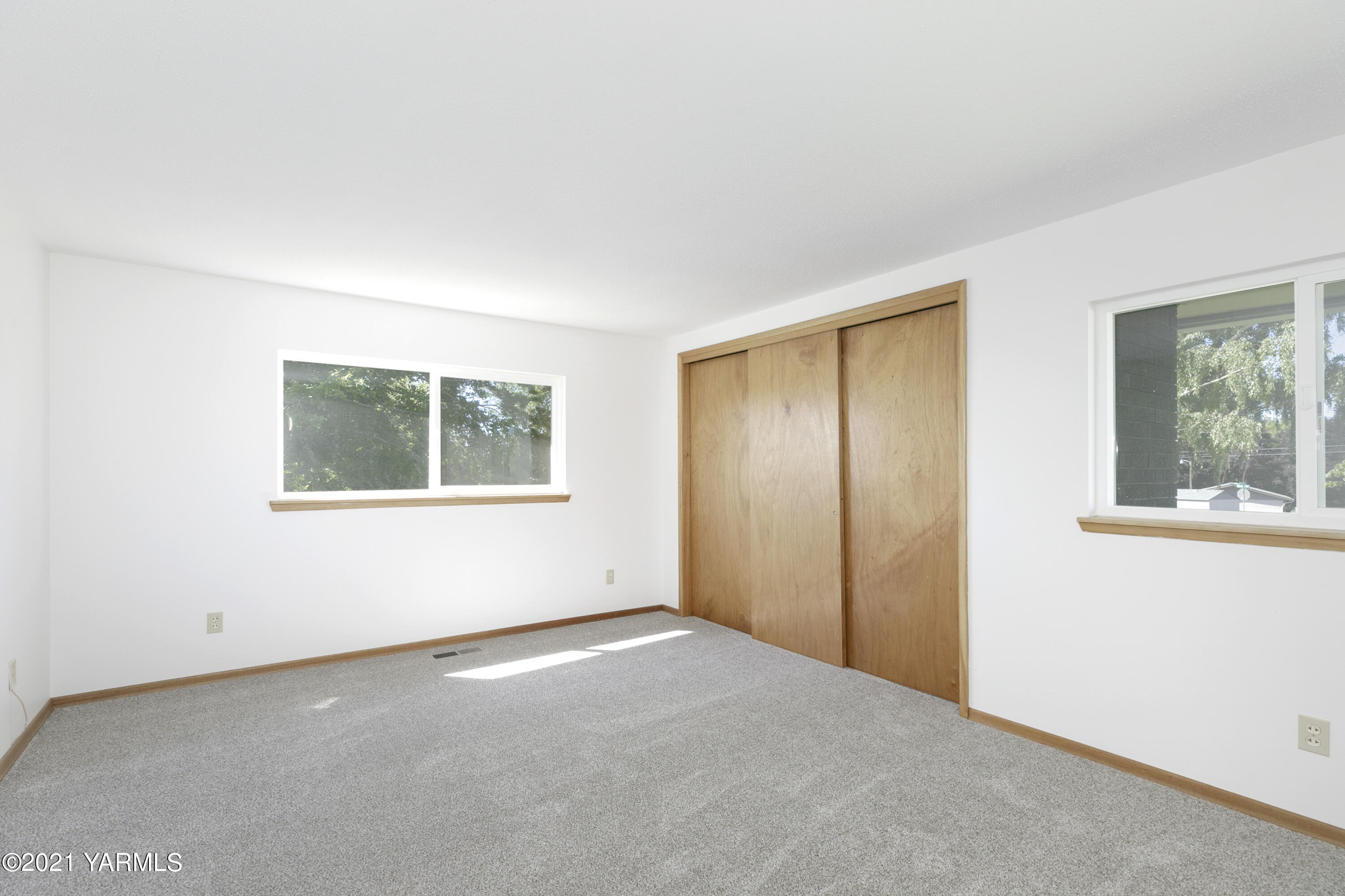 413 Wendt Road Yakima, WA 98901 - Photo 13 of 24 an empty room with a window