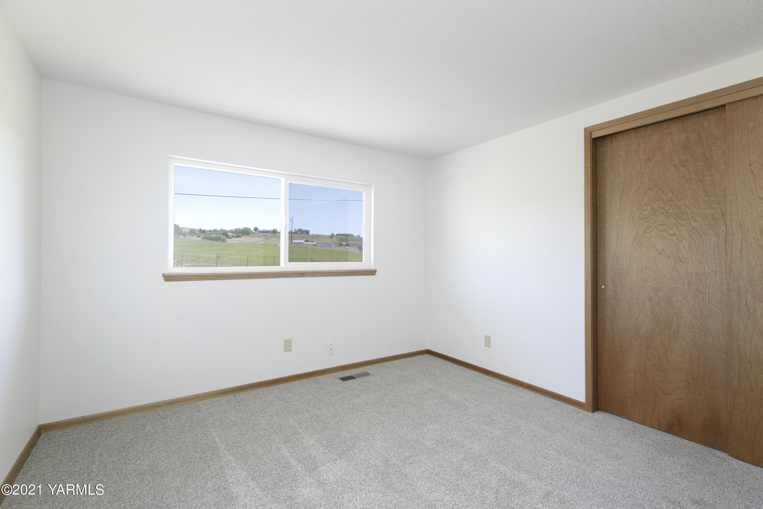 413 Wendt Road Yakima, WA 98901 - Photo 15 of 24 an empty room with a window