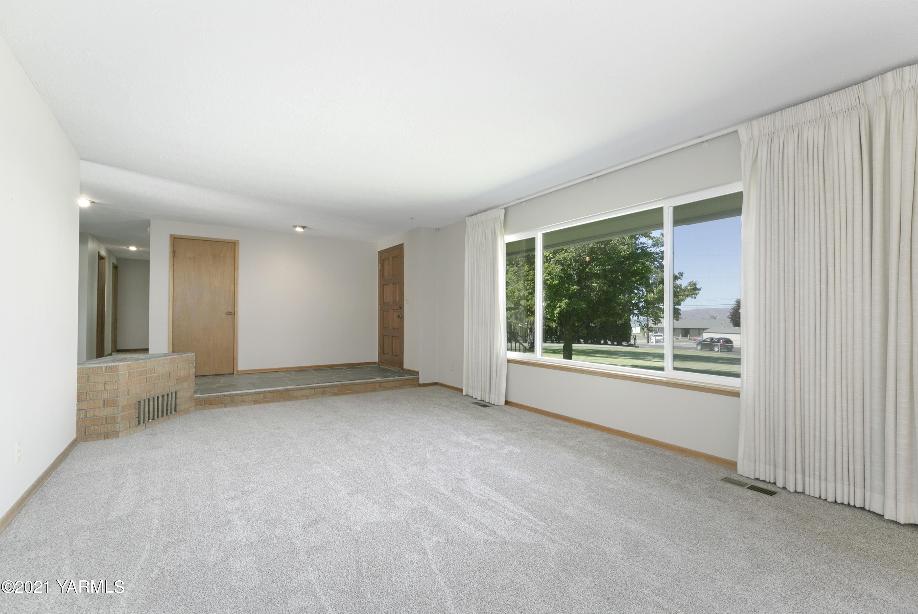 413 Wendt Road Yakima, WA 98901 - Photo 18 of 24 an empty room with windows and view