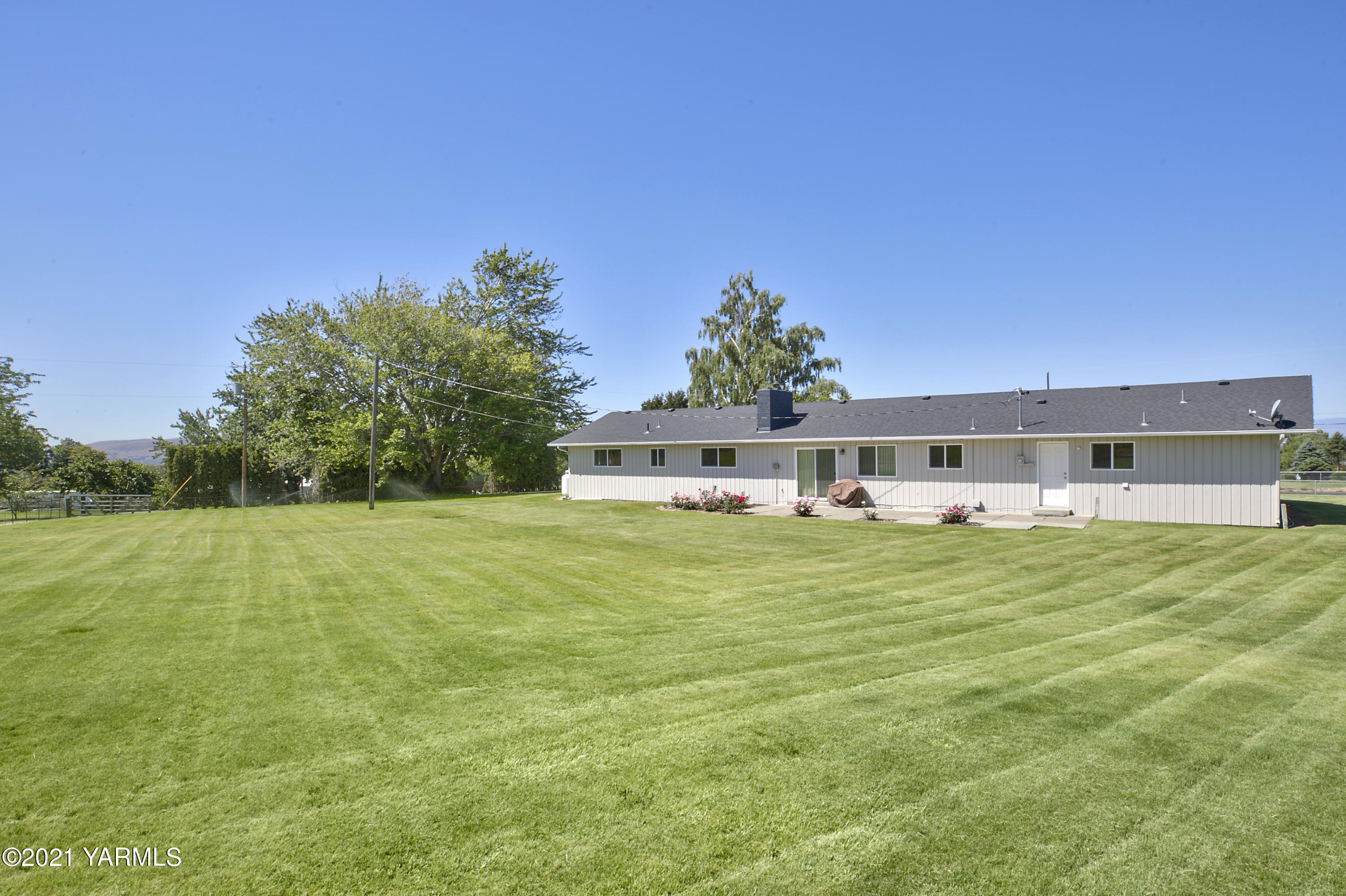 413 Wendt Road Yakima, WA 98901 - Photo 20 of 24 a front view of a house with a garden
